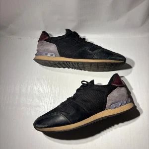 Valentino Rockrunners  - Hej! Säljer nu mina skor från märket Valentino, storlek 44 bra skick, allt på bilden ingår. Tveka inte på att höra av dig om du har frågor eller funderingar kring skorna! 