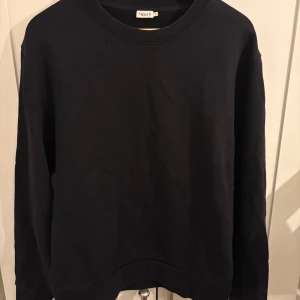 Svart sweatshirt från Filippa K - Klassisk svart sweatshirt från Filippa K i storlek M. Tröjan har rund halsringning och långa ärmar, tillverkad i mjuk bomull som är skön mot huden. Perfekt för dig som gillar stilrena och enkla plagg med modern vibe.