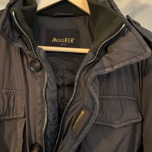 MooRER vinterjacka  - Snygg brun vinterjacka från MooRER, fyra stora fickor framtill, hög krage och både dragkedja och knappar | Jackan är fodrad, vilket är perfekt för kyliga dagar | Jackan är något stor på mig som normalt bär S | Nypris ligger runt 18 000kr | Skriv om några funderingar |