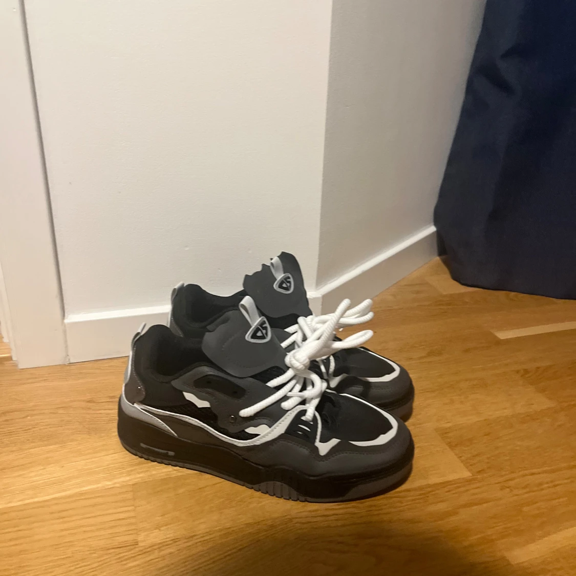 Svarta och grå chunky sneakers - 1