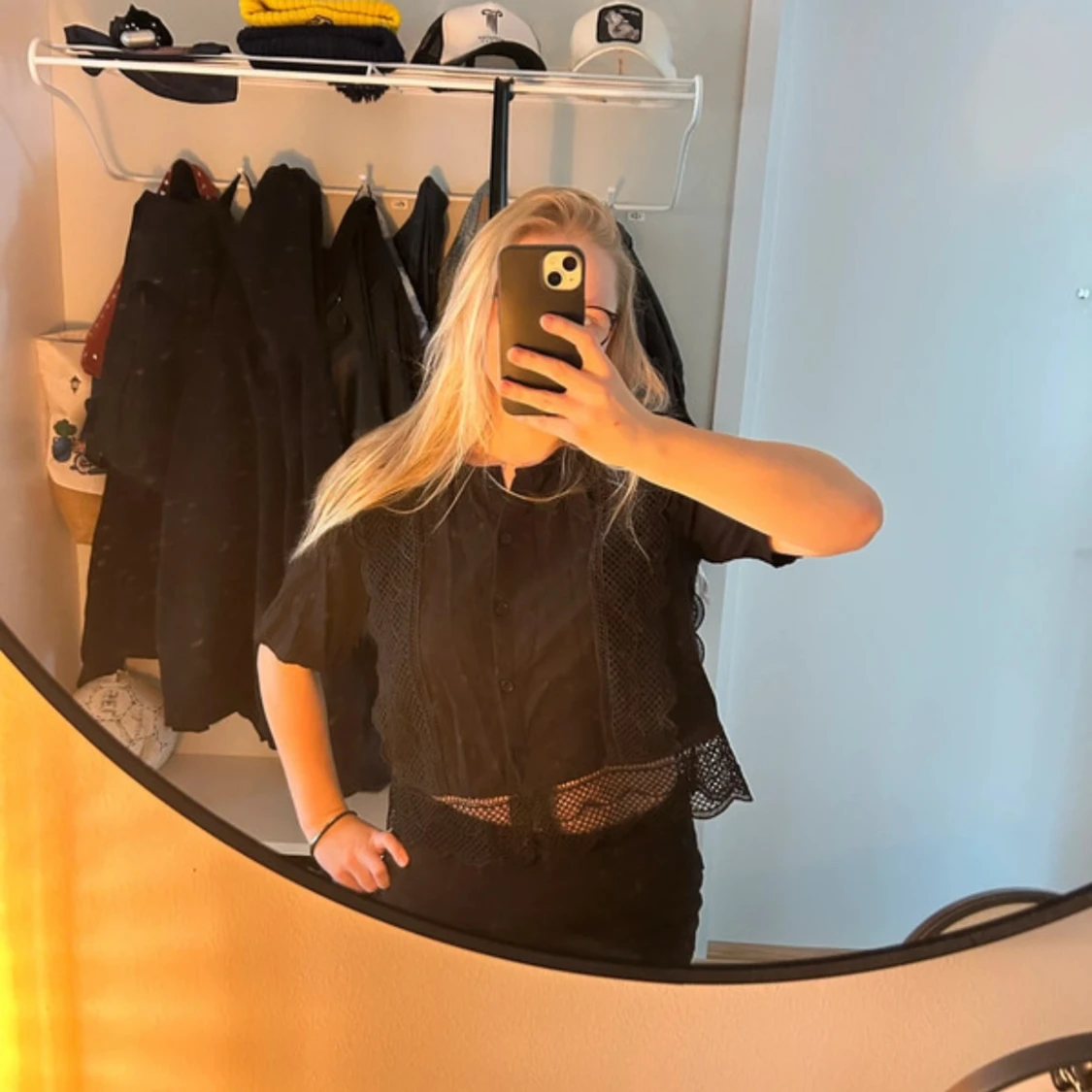 Svart kortärmad blus med spetsdetaljer - 2