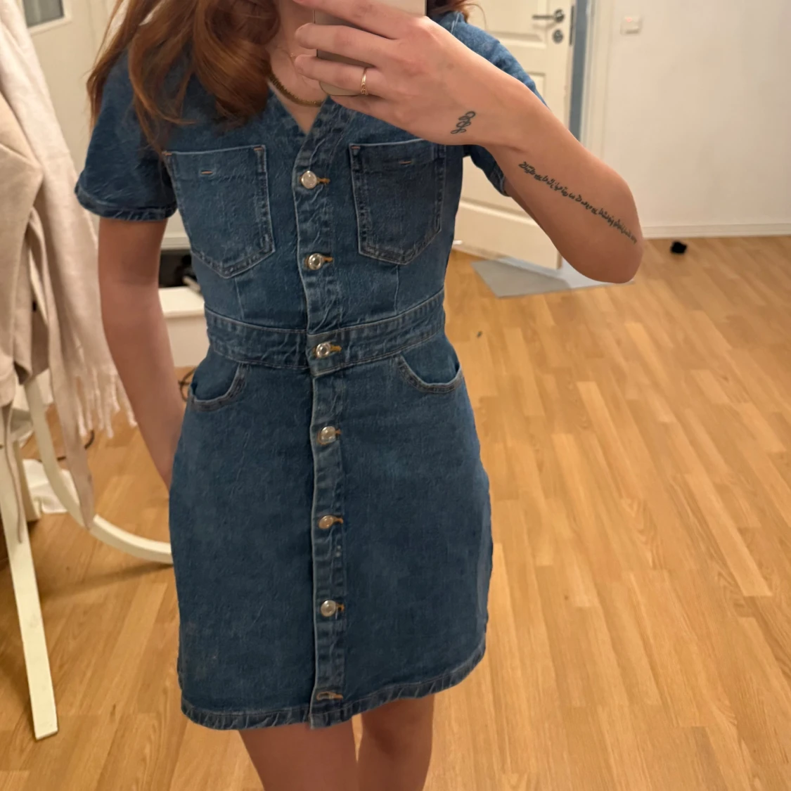 Kort jeansklänning med knappar - 3