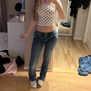 Blå bootcut jeans från LTB Valerie - Säljer ett par blå jeans från LTB, modell Valerie. Jeansen har låg midja och bootcut-ben, klassisk femficksdesign och snygga slitningar. Tillverkade i bomull med en skön jeanskänsla. Perfekta för dig som gillar en avslappnad men ändå trendig look.