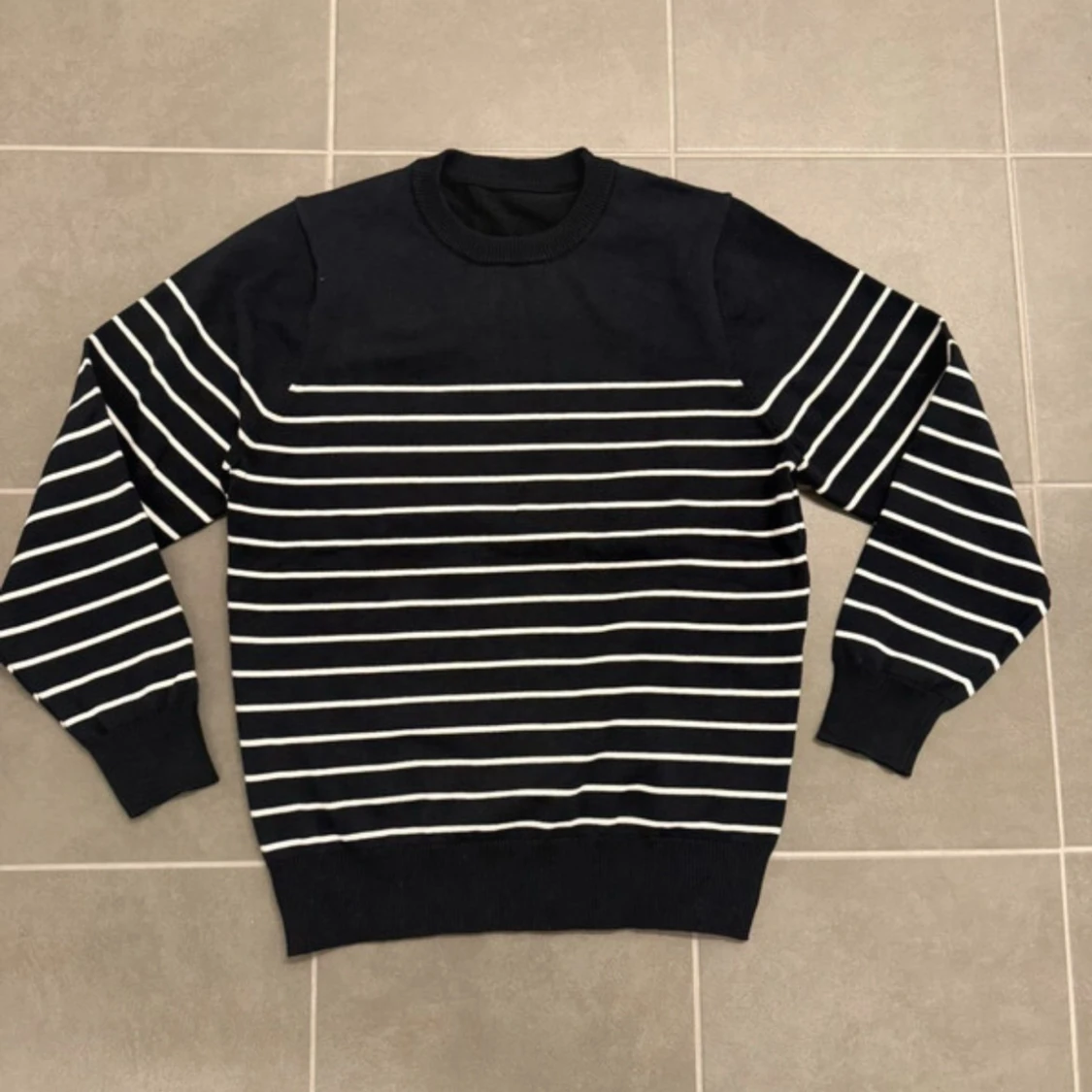 Svart randig stickad tröja