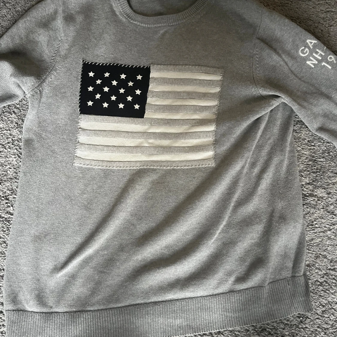 Grå stickad tröja med flagga från GANT