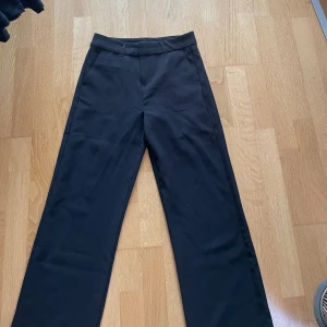 kostymbyxor  - kostymbyxor från gina tricot, aldrig använda och priset kan diskuteras. storlek 32