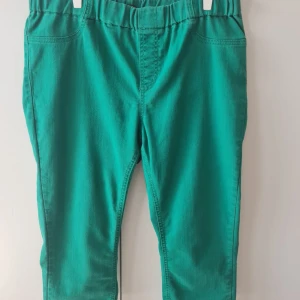 Capri byxor från KappAhl strl 45 - Snygga gröna Capri byxor från KappAhl med elastisk midja för extra komfort. Byxorna har en enkel design med två bakfickor. Passar bra till både vardag och mer avslappnade tillfällen. Storlek 45. Kan hämtas i Vallentuna.