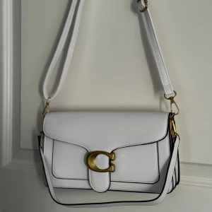 Vit axelväska  - Snygg vit axelväska. Väskan har svart kantdetalj. Skriv privat för mer info. 💕