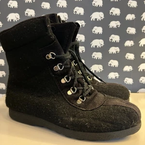 Luddor i Ull - Ett par lättviktiga luddor / laddor (dvs en varm vintersko i filt av ull som inte väger nästan något alls) perfekt för en kall snöpromenad :)  Luddor eller filtkängor, är varma fotbeklädnader som man snör på sig under vintrar med kall snö. De är tillverkade av filtad textil och skodda med läder. Så bra men är en storlek för stora för mig.  Är i storlek 40 och har innermått 26-26,5 cm. De är alltså använda men inte så mycket.