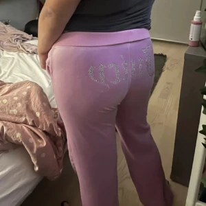 Juicy Couture rosa mjukisbyxor - Ett par juicy byxor som varit använda max 3 gånger som jag köpt på vinted🩷 