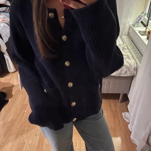 Marinblå stickad kofta  - Otroligt fin och mysig kofta med knappar från H&M🥰🙌🏻