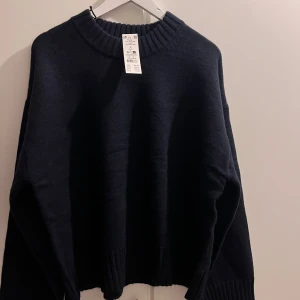 Mörkblå stickad tröja Gina Tricot - Mysig mörkblå stickad tröja från Gina, helt ny aldrig använd 