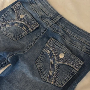 Blå jeans från Gina Tricot - Lowwaist bootcut jeans .