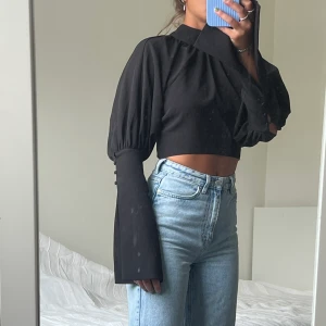 Ballong sleeve back detaljer top från NA-KD  - Storlek 34 