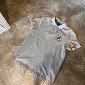 Grå pikétröja från Lexington - Snygg grå pikétröja från Lexington. Size är M (Classic fit) om du har ingen frågor kontakt mig!