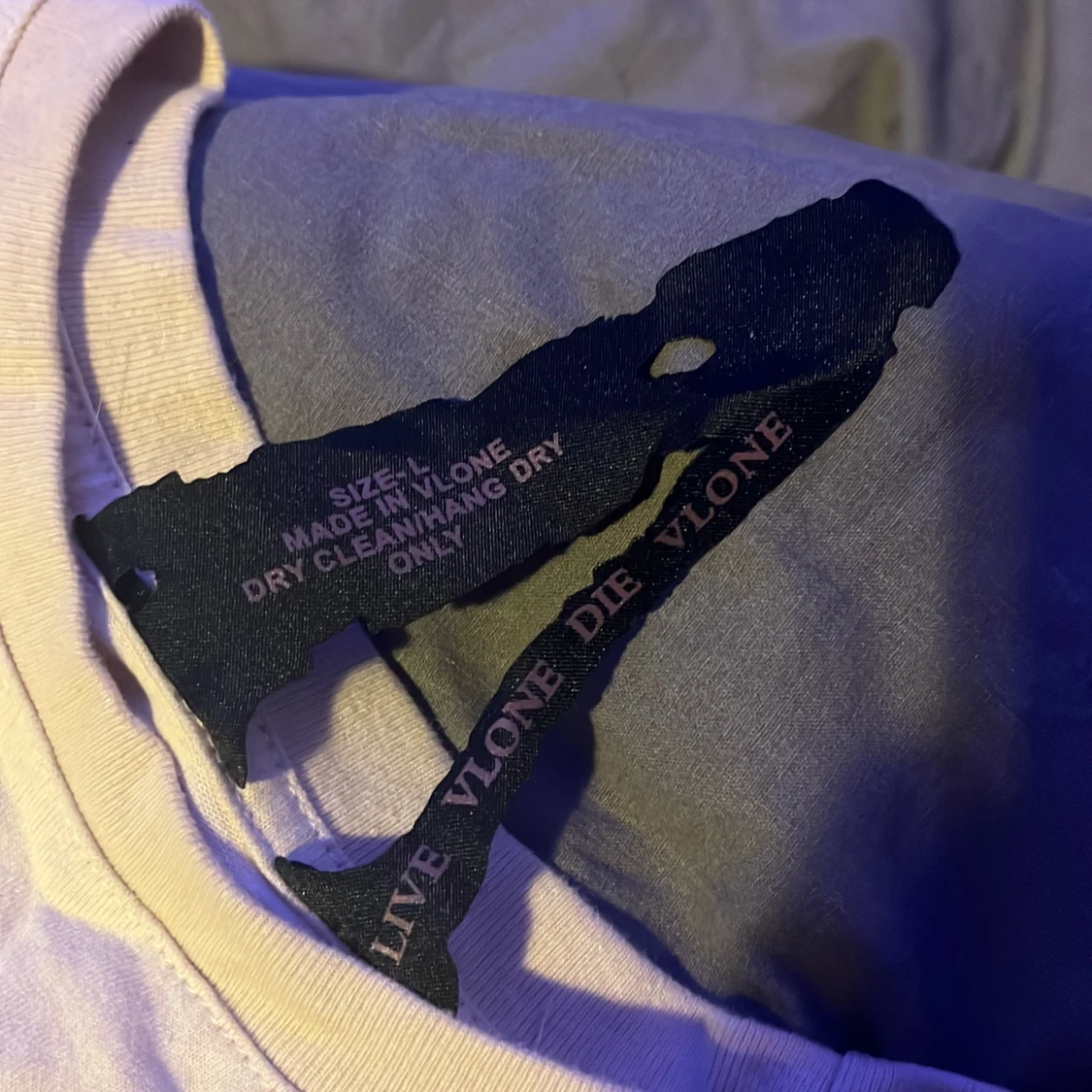 Vit VLONE t-shirt med blått tryck - 2