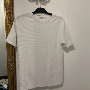 Sommar bundle - Tommy Hilfiger med mera  - 2 par shorts, 1 T-shirt. Bad shorts från Tommy hilfiger , T-shirt och andra par shorts är köpta i streetwear butik i Paris. Lokala märken från Frankrike. Tommy shortsen är använda men resterande är väldigt lite användning. 