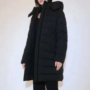 Svart lång pufferjacka med huva - Säljer en svart lång pufferjacka med huva och dragkedja framtill. Jackan har quiltad design, raka ärmar och en clean look som passar perfekt när det är kallt ute. Fodrad och riktigt varm, med en stilren vibe och praktiska fickor på sidorna. Köpte för 1200💕 pris kan diskuteras 