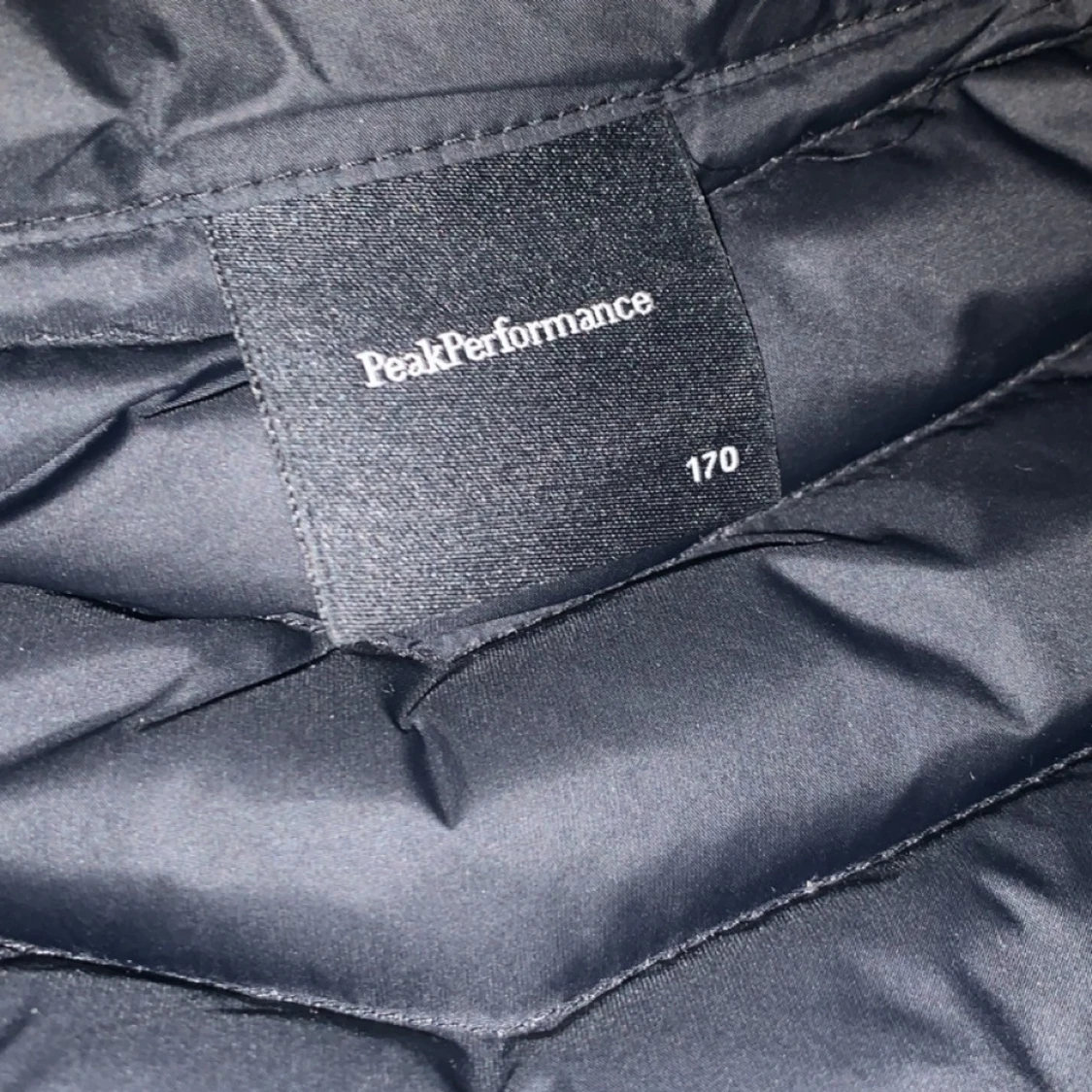 Svart dunjacka Peak Performance  - 3