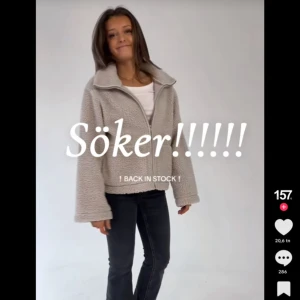 Beige teddyjacka med dragkedja - SÖKER BEIGE TEDDY JACKA! KAN KÖPA FÖR 120-170 KR!! STORLEK XS SÖKER JAG. HELST INTE HA DEFEKTER. HÖR AV DIG OM DU HAR DEN