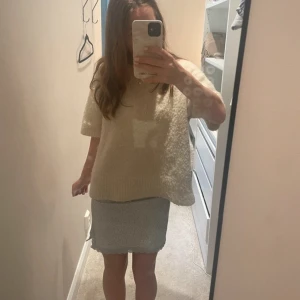 Ljusblå kortkjol med spetskant - Supersöt ljusblå kortkjol med små vita prickar och fin spetskant nertill. Kjolen har en liten slits på sidan och sitter tajt men bekvämt. Perfekt för dig som gillar en feminin och fräsch stil. Kjolen är i stoleken XS och är från H&M. Skriv såklart till mig ifall du har några frågor eller funderingar!!💕