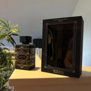 Lattafa Badee Al Oud parfym - Badee Al Oud 'Oud For Glory' från Lattafa. Eau de Parfum, 100 ml. Använd 2 gånger då jag och en vän testade men inte var min smak för 5 öre 