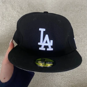 dodgers new era keps - knappt använd, stl 57,7 (fläckarna på insidan är smink, tvättas innan jag skickar)
