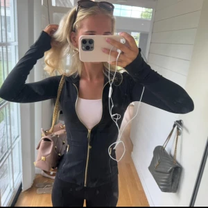Lululemon define jacket  - Lululemon define jacket i svart med guld dragkedja. Mycket bra skick. Köpt för 1280kr förra hösten. Storlek 0, passar mig som har xs 