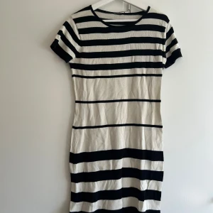Klänning Marimekko - En skön och stretchig klänning från Marimekko i 100% bomull. Följer kroppen fint och sitter inte åt. Är lite ovanför knäna på mig som är 170.