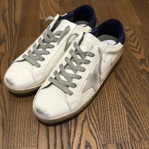 Golden Goose skor  - Säljer dessa Golden Goose skor i storlek 43. Skick - 9.5/10 nästan helt nya. Tveka inte att kontakta mig för frågor!