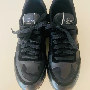Valentino Garavani svarta sneakers - Säljer mina svarta Valentino Rockrunners i storlek 42. Skorna är i bra skick och har bara använts ett fåtal gånger. Tyvärr är de lite för små för mig, därför säljer jag dem vidare. Originalbox& påse finns med. Nypris ligger betydligt högre, så detta är ett bra tillfälle att fynda.  💰 Pris: 2000 (pris kan diskuteras)