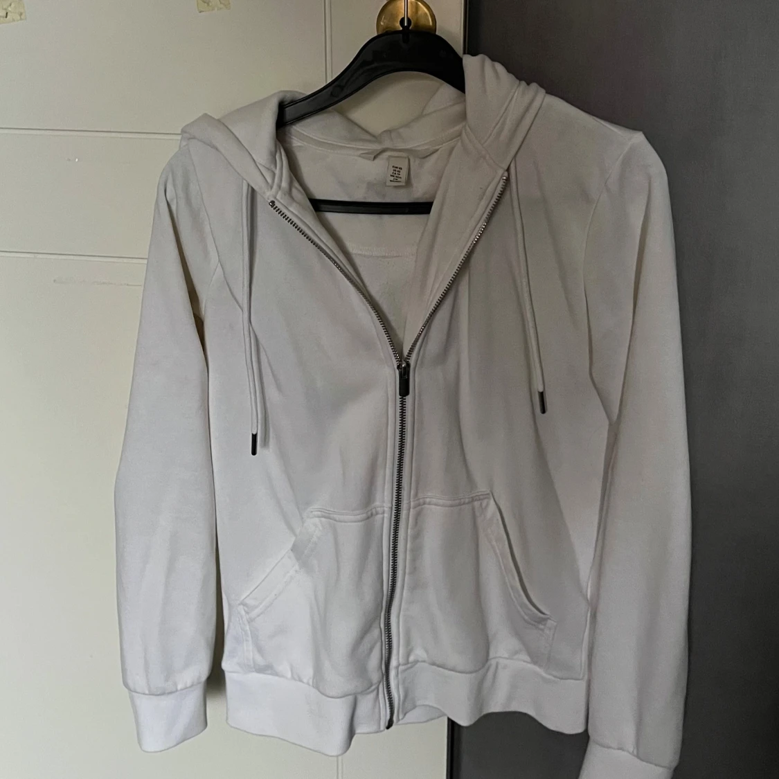 Vit hoodie med dragkedja från H&M