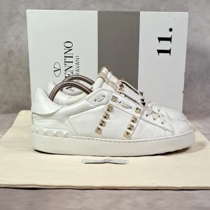 Valentino Rockstud Skor - Stl 37 - Jättefina skor med guldnitar från Valentino! Fint skick: 8,5/10, inga defekter | Stl: 37 | Nypris: +5500kr | Medföljer vid köp: Endast Skorna |