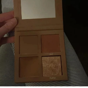 Caia classy palett - Blush och highlighter orörd. Contour testas. Bronzer använd