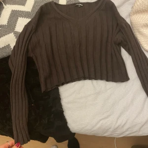 Kroppad stickad tröja  - Brun kroppad stickad tröja från fashion nova! Står ingen storlek men skulle säga en s 