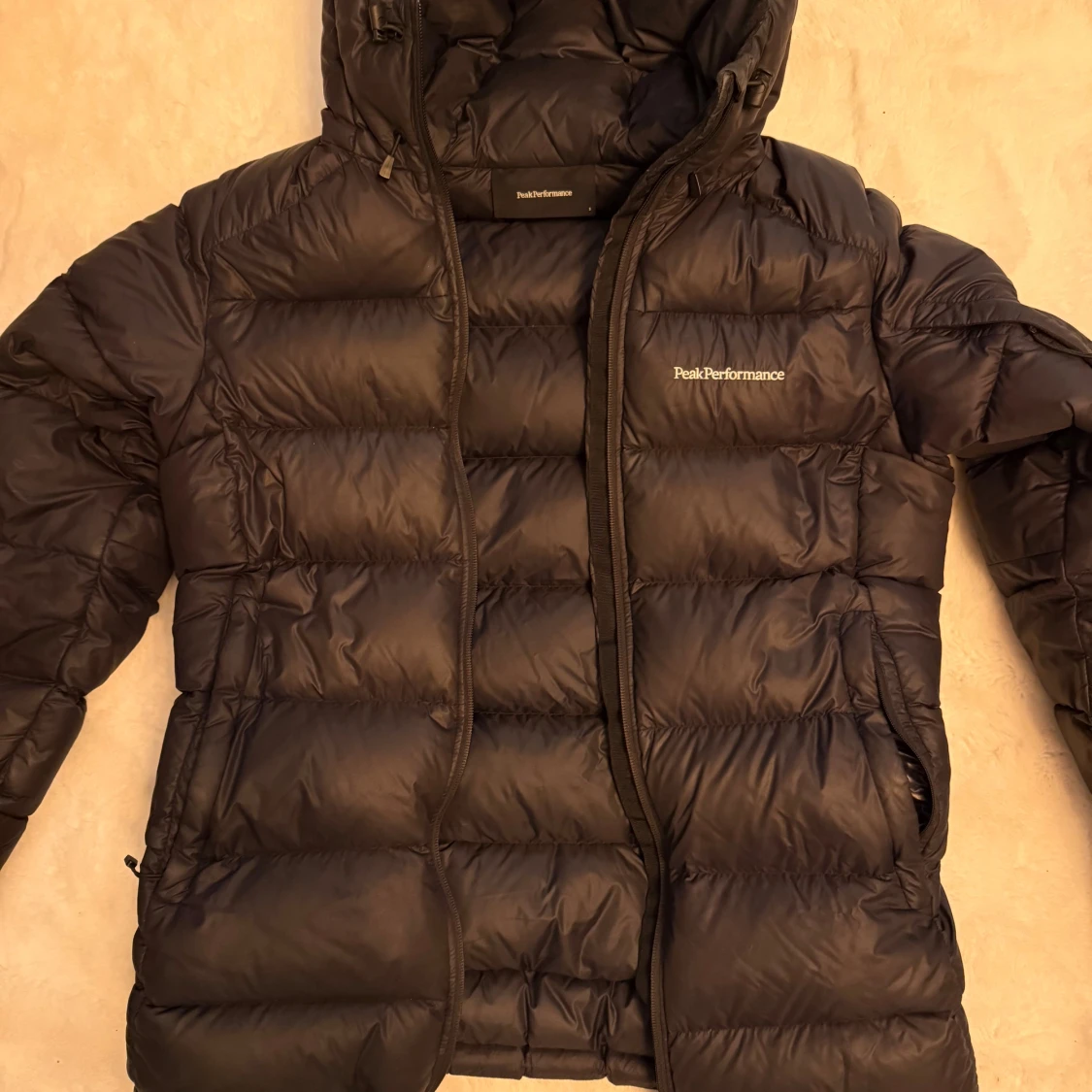 Svart Peak Performance dunjacka - 1