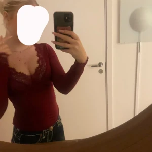 intimissimi tröja - säljer intimissimi tröja med spets på både ärmar och vid v-ringen, köpt för ca ett år sen för 500kr och används inte längre. pris kan diskuteras! storlek xs/s, stretchigt material 