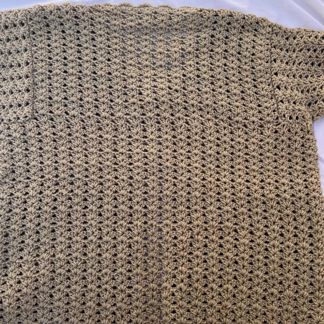 Beige virkad kofta med pärlknappar - 1