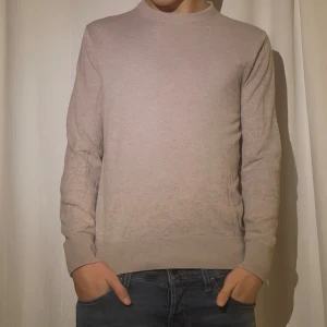 Beige slim fit tröja från H&M - Snygg beige långärmad tröja från H&M i slim passform. Det är ull och kashmir blandning. Passar S. Riktigt skön till vintern. Hör av er för fler frågor. ( Fraktar inom 24h)