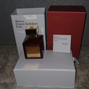 Maison Francis Kurkdjian -70 ml - Exklusiv parfym från Maison Francis Kurkdjian Paris, Baccarat Rouge 540 Extrait de Parfum. Lyxig känsla och snygg design – perfekt för dig som vill sticka ut. Levereras med originalförpackning.