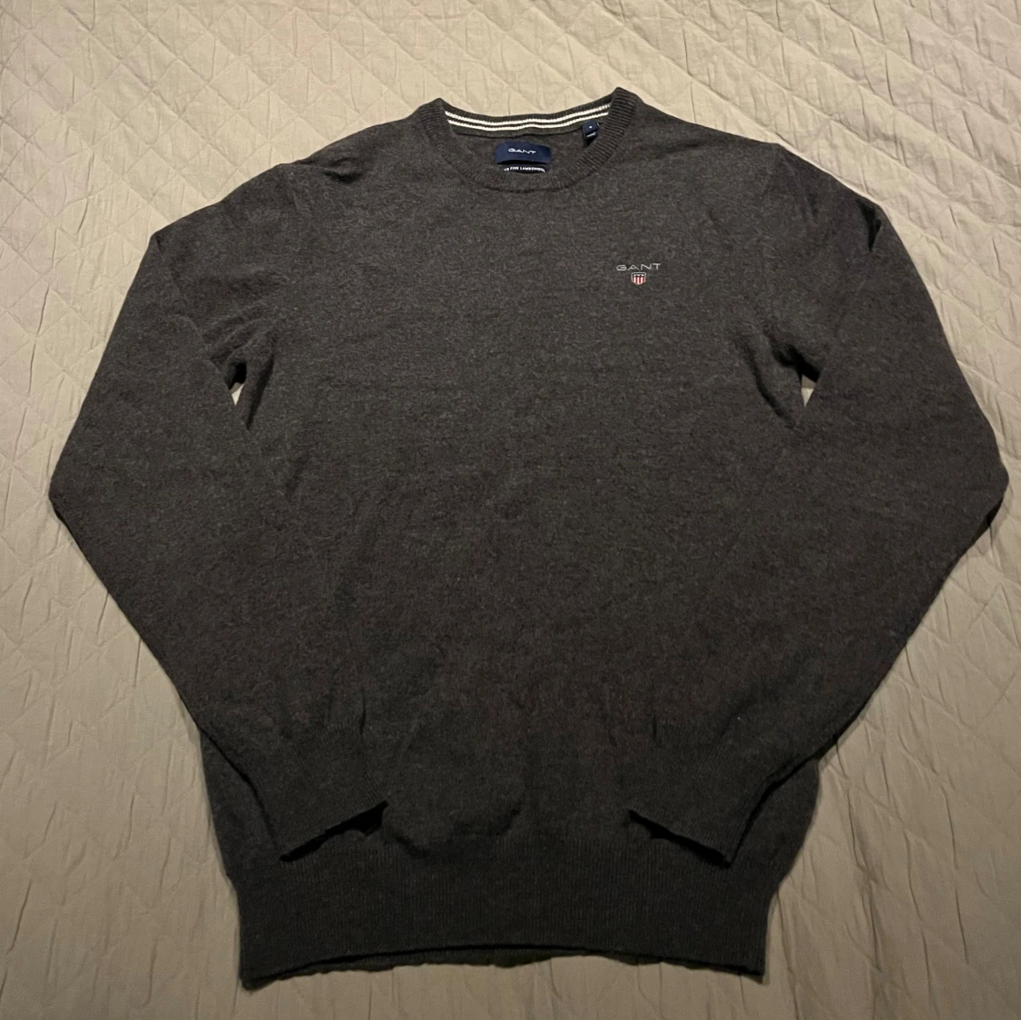 Mörkgrå stickad tröja från GANT