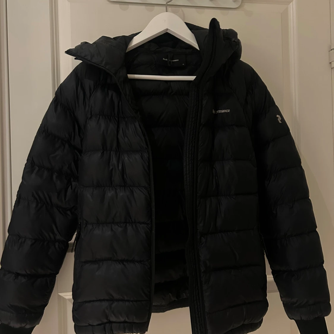 Svart Peak Performance pufferjacka - 3