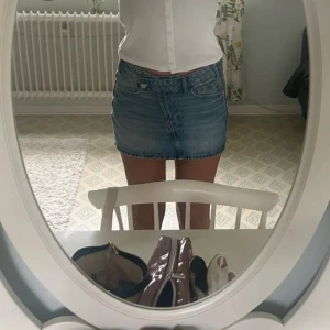 Lågmidjad jeanskjol Zara  - Eftertraktad superfin lågmidjad jeanskjol från Zara i storlek xs. Verkligen helt perfekt men har inte kommit till användning. Jag är 170 för referens  Nypris 379 kr🌸🤍