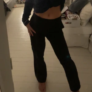 Svarta bootcut kostymbyxor - Dom berömda och Snygga svarta kostymbyxor från vero bikbok. Byxorna har en klassisk rak passform upptill och blir vidare nedtill, vilket ger en trendig siluett. Perfekta för dig som gillar stilrena och moderna plagg.