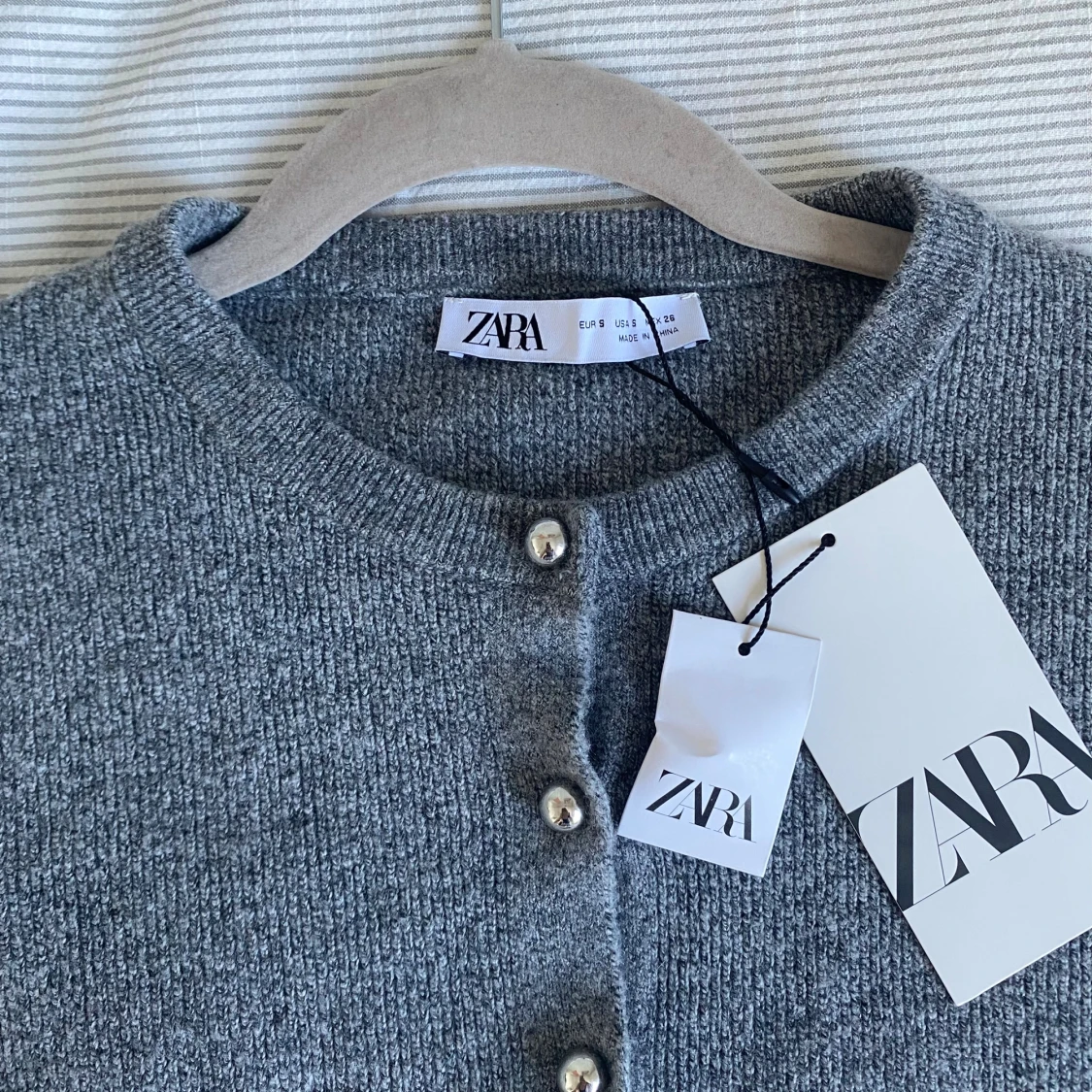 Grå kofta från Zara med pärlknappar - 3