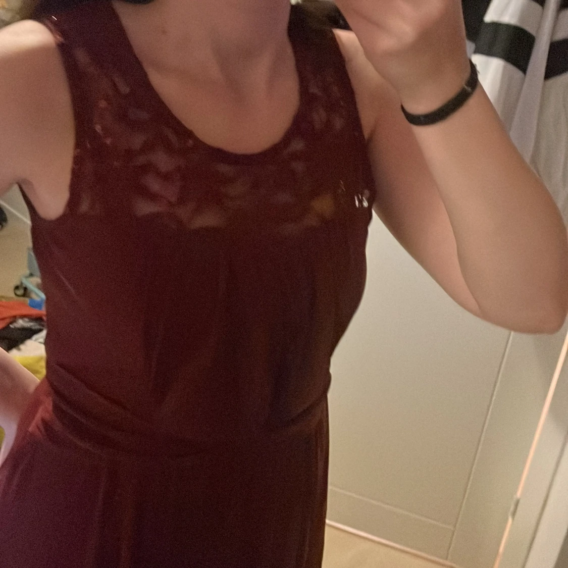 Vinröd ärmlös klänning med spets - 2