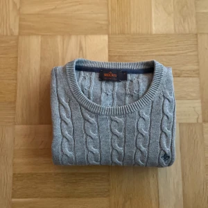 Grå kabelstickad tröja från Morris - Helt Ny - En sprillans ny aldrig använd kabelstickad tröja ifrån Morris i storlek M och färgen grå. Tröjan är normal i storlek och såklart i 10/10 skick, vid frågor eller funderingar är det bara att höra av sig!