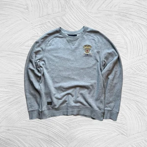 Morris Tröja - Hej,  Här säljer jag en grå tröja från Morris. Den är i fint skick och i storlek S. Klassisk och stilren modell som passar till det mesta — både vardag och lite finare tillfällen.  Hör av dig vid eventuella frågor! Prisförslag accepteras om de är relevanta.