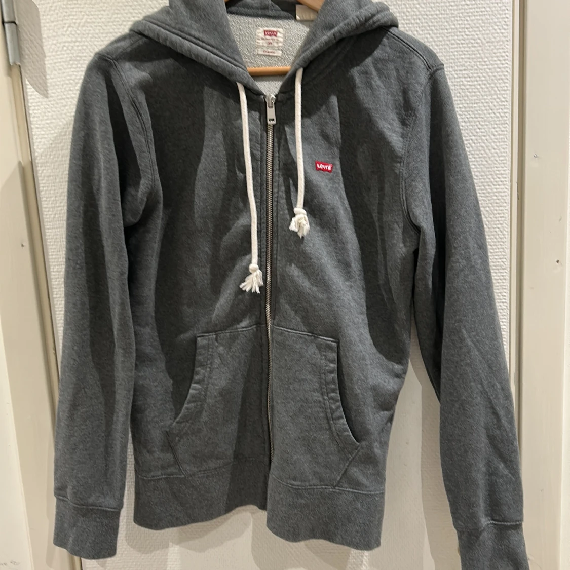 Grå hoodie med dragkedja från Levi's XS