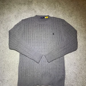 Polo Raulp lauren tröja stickad. - Hej säljer nu denna fina polo raulp tröjan. Tröjan är i mycket fint skick och inte mycket använd. Inga täcken på slitage alls (se bilder) . Hör av dig vid frågor eller funderingar . Priset är såklart diskuterbart 